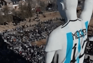 VIDEO/ Tifozët nderojnë legjendën argjentinase, inagurohet statuja më e madhe në botë kushtuar Lionel Mesit
