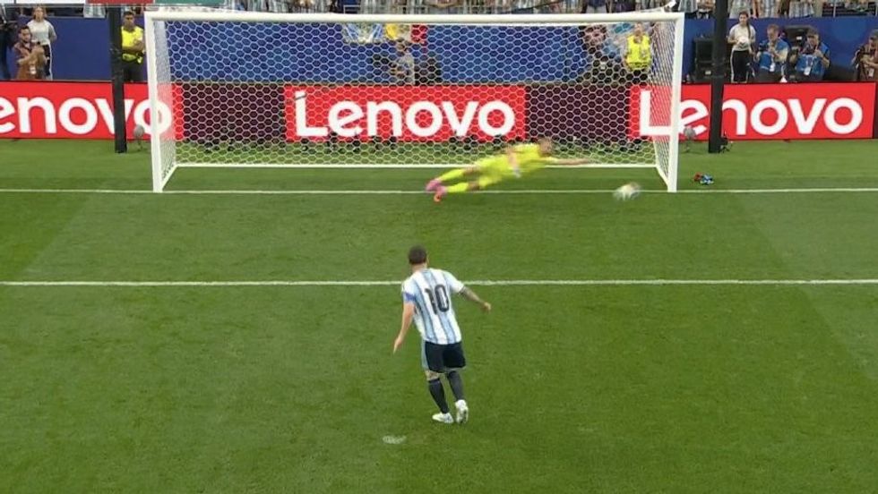 Messi gabon nga pika e bardhë, Argjentina e nis me tronditje ndeshjen