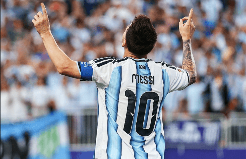 Messi gjen golin pas dy përpjekjeve të ndalura dhe kalon Argjentinën në avantazh