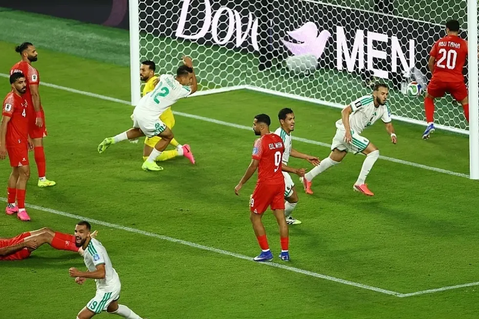 Algjeria përmbys Jordaninë 2-1 dhe ruan shpresat për kalimin në fazën eliminatore të Kupës së Botës