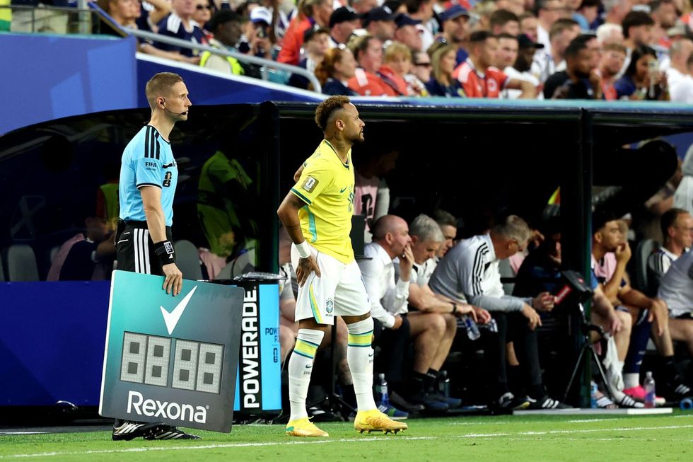 Neymar kthehet te Brazili pas 30 muajsh dhe pritet si hero nga tifozët