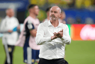 Steve Clarke i zhgënjyer pas disfatës ndaj Brazilit, e ndërpret intervistën pas 23 sekondash