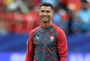 Pas arritjes historike, vëmendjen e tërheq dedikimi prekës i Ronaldos në këpucë