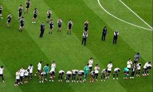 VIDEO/ Momente prekëse, trajneri dhe futbollistët i kërkojnë falje tifozëve të Japonisë për eliminimin nga Botërori