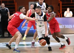 Shqipëria mposht Kosovën në Prishtinë në ndeshjen e pestë të kualifikueseve për “Eurobasket”