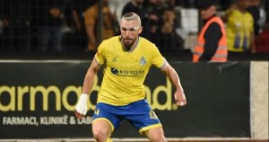 Xhonatan Lajthia pranë kalimit te Dibba SCC, pas ndarjes së menjëhershme me Elbasanin
