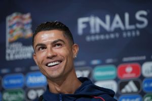 Cristiano Ronaldo i përgjigjet me thumbim gazetarit para ndeshjes me Spanjën: E di që nuk më pëlqen, rëndësi ka kualifikimi