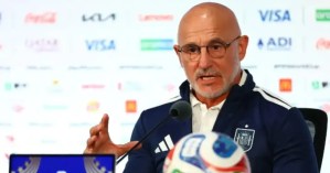 Luis de la Fuente dhe brezi i trajnerëve që kaluan në klasën e tij, nga Scaloni te Iraola