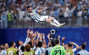 Messi festohet nga Argjentina pas përmbysjes ndaj Egjiptit, bashkëlojtarët e ngritën në ajër kapitenin