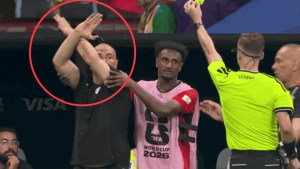Gjesti “X” i Hossam Hassan ndaj arbitrit në fundin e ndeshjes me Argjentinën, çfarë nënkuptonte veprimi i trajnerit të Egjiptit